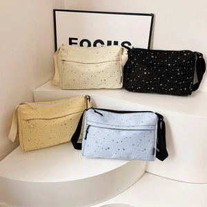 Sacs bandoulière en nylon à motif étoilé présentés en quatre couleurs élégantes