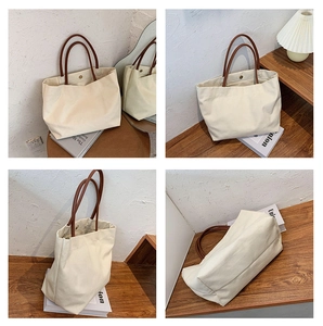Vue détaillée du grand sac cabas en toile crème avec poignées brunes et boucle magnétique