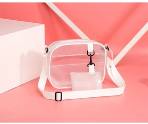 Detalle de bolso bandolera de TPU transparente con correa ajustable de tela blanca