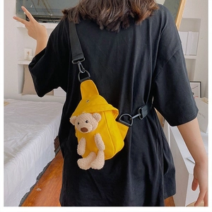 Detalle de bolso de lona amarillo con un osito de peluche con impermeable puesto