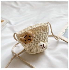 Detail der Baby-Strohtasche für Mädchen mit süßem Plüsch-Katzen- und Fisch-Dekor