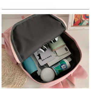 Vue détaillée du grand compartiment pour ordinateur portable et accessoires quotidiens