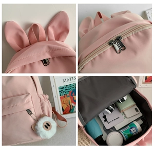 Vue détaillée du sac à dos rose avec oreilles de lapin, zip et gros plan sur les poches