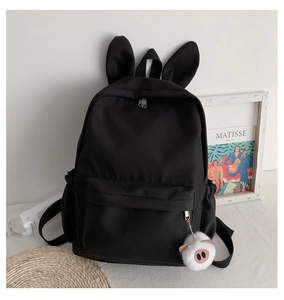 Sac à dos en toile noire avec oreilles de lapin et breloque cochon en peluche