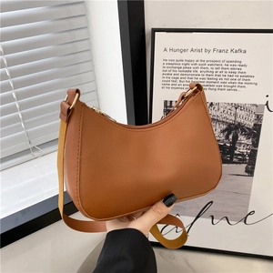Modische braune Leder-Schultertasche mit verstellbarem Gurt und Goldreißverschluss