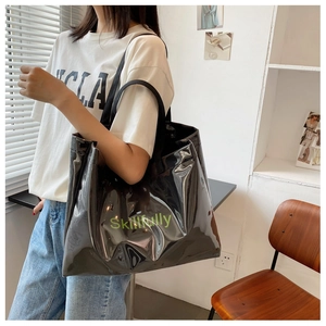 Sac fourre-tout noir brillant avec lettrage Skillfully vert porté à l'épaule