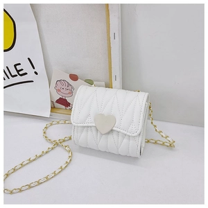 Dettaglio della mini borsa bianca trapuntata con fibbia a cuore e catena oro