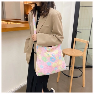 Détail du sac cabas en peluche rose avec motifs floraux colorés et texture douce