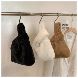 Sacs à main chic en peluche noir blanc et marron sur un présentoir