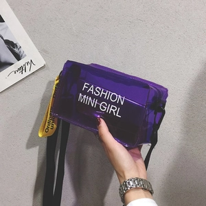 Borsa a sella in PVC trasparente viola con cinturino giallo e scritte alla moda