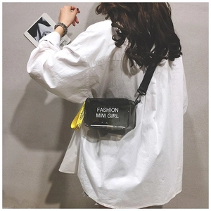 Dettaglio della borsa a sella in PVC trasparente con stampa FASHION MINI GIRL e tracolla