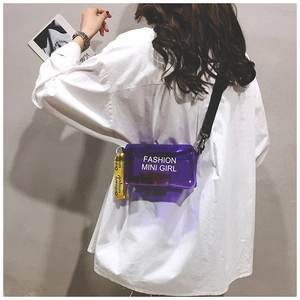 Mini borsa a tracolla viola in PVC trasparente con nastro giallo portata a spalla