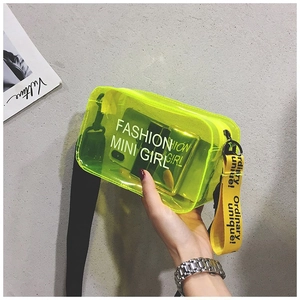 Dettaglio della borsa in PVC trasparente giallo neon con tracolla nera e stampa