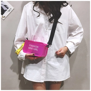 Dettaglio della borsa a tracolla in PVC rosa trasparente con cinturino in nylon nero e stampa