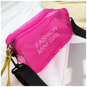 Dettaglio borsa a sella in PVC rosa con tracolla nera e nastro decorativo giallo