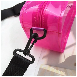 Dettaglio laterale della borsa in gelatina rosa con cerniera e gancio nero per tracolla