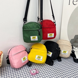 Mini borse a tracolla in nylon colorato in sei tonalità con spallacci regolabili