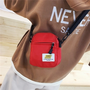 Piccola borsa a tracolla minimalista in nylon rosso con tracolla regolabile e tasca