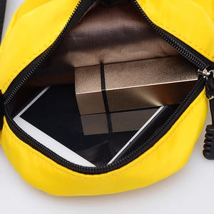 Mini borsa a tracolla in nylon giallo con spazio interno per smartphone e rossetto mostrato