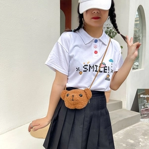 Détail d'un joli sac bandoulière ours en peluche marron avec texture douce sur mannequin