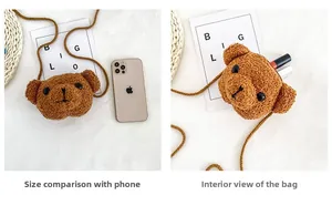 Détail du petit sac à bandoulière en peluche ours montrant sa capacité interne