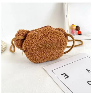 Vue détaillée du dos d'un mini sac à bandoulière en peluche marron avec fermeture éclair