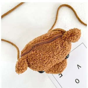Détail du sac ours en peluche marron avec fermeture éclair et texture en laine bouclée