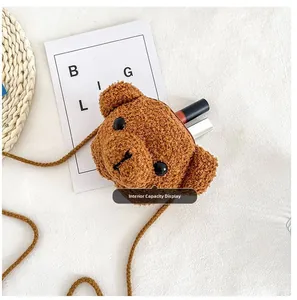 Détail intérieur du sac à bandoulière en peluche ours pour rouge à lèvres et maquillage