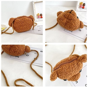 Détail du joli sac ours en peluche marron avec bandoulière en corde et fermeture éclair