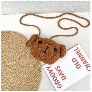 Détail du sac en peluche ours brun doux avec texture laine d'agneau et bandoulière tissée
