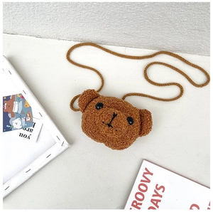 Détail de la texture peluche d'ours et de la broderie sur le mini sac à bandoulière