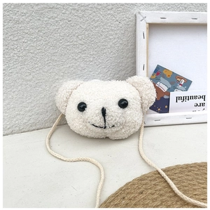 Détail du sac bandoulière en peluche ours blanc avec bandoulière fine et douce