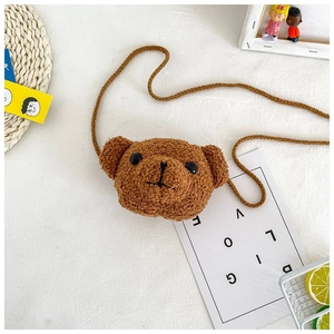 Détail du sac bandoulière ours en peluche marron avec texture douce et broderies