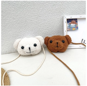 Détail de sacs à bandoulière mignons en peluche ours en peluche, laine d'agneau douce