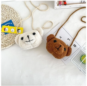 Détail de sacs à bandoulière ours en peluche beige et marron en texture polaire douce