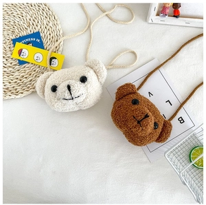 Détail des sacs bandoulière ours en peluche beige et marron à texture douce