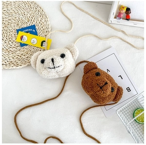 Vue détaillée des sacs à bandoulière en peluche ours en peluche crème et marron