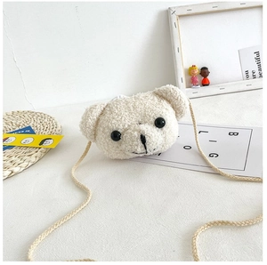 Détail de la texture pelucheuse du sac à bandoulière ours avec visage brodé mignon