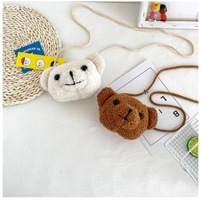 Détail de sacs à bandoulière ours en peluche blanc et brun en texture sherpa