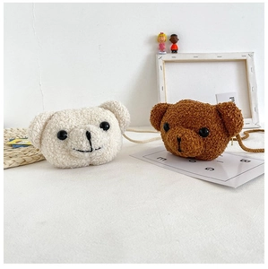 Détail de sacs à bandoulière en peluche en forme d'ours, crème et marron, texture douce