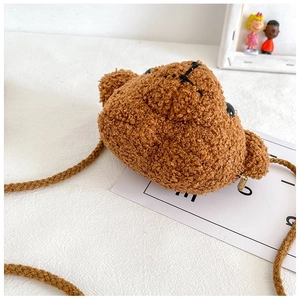 Détail du sac à bandoulière peluche ours brun avec texture douce et fermeture éclair