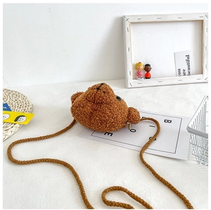 Détail d'un sac bandoulière ours en peluche marron avec une texture douce