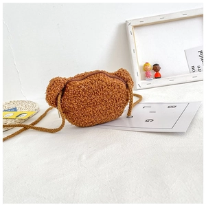 Vue détaillée d'un sac à bandoulière en peluche d'ours brun avec texture douce