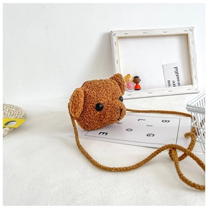 Détail d'un sac bandoulière en peluche ours brun en matière imitation peau de mouton