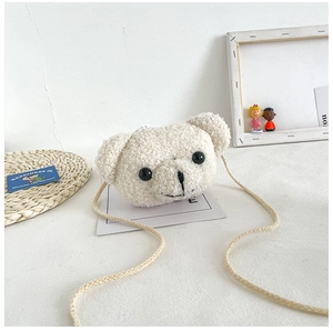 Détail d'un petit sac bandoulière en peluche d'ours blanc en polaire sherpa douce