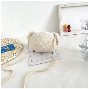 Détail du sac bandoulière ours en polaire sherpa blanche avec texture douillette