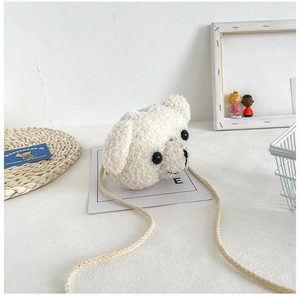 Détail du sac bandoulière en peluche blanche en forme de tête d'ours avec fermeture