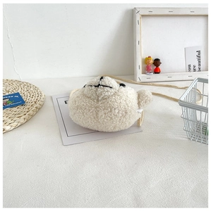 Détail du sac bandoulière agneau en peluche blanche avec texture douce et sangle tissée