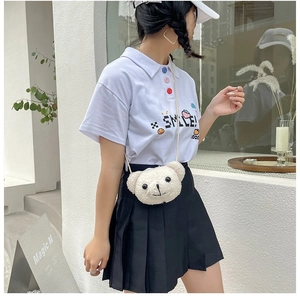 Détail du joli sac bandoulière en peluche ours blanc avec texture en fausse fourrure