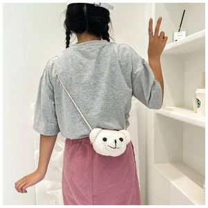 Gros plan d'un sac à bandoulière ours en peluche blanc en polaire sherpa sur un modèle